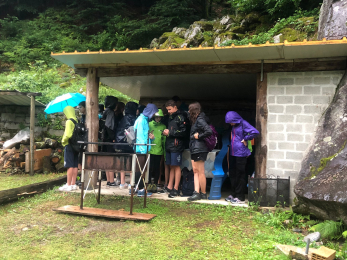 «in breve» Tenero 22 - Die Gruppe auf dem Ausflug findet rechtszeitig vor dem Gewitter einen Unterschlupf.